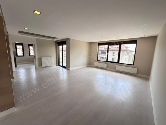 Uluç Mah. Konyaaltı Satılık Daire |  4+1 Oda | 250M2 37.500.000Tl  Krediye Uygun  | 4. Kat | Doğalgaz(Kombi) | 3 Banyo Resim-1