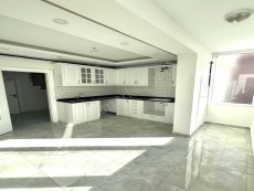 MEYDANKAVAĞINDA EBEVEYN BANYOLU GENİŞ KULLANIŞLI 3+1 DAİRE 