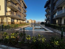 YÜZME HAVUZLU OTOPARKLI LÜKS SİTEDE 1+1 DAİRE