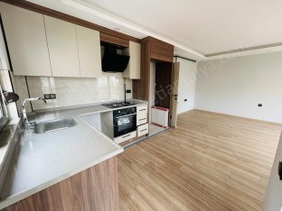 YENİ EMEK MAHALLESİNDE CADDE YAKINI ASANSÖRLÜ GENİŞ 1+1