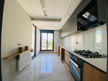 KÖŞEBAŞI D.GAZ KOMBİLİ EBEVEYN BANYOLU ASANSÖRLÜ SIFIR 2+1