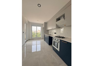 AYANOĞLUNDA TRAMVAY YAKINI SİTE İÇİ ARAKAT LÜKS 2+1