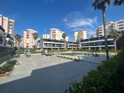 Güzelobada Havuzlu Güvenlikli Site İçerisinde Şık Bahçe Katı 1+1 Satılık Daire Muratpaşa Güzeloba Mah