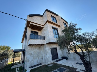 Döşemealtında 6+1 Yüzme Havuzlu Tripleks Satılık Villa Düzlerçamı Mah