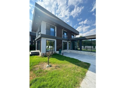 Çamyuvada Havuzlu Kapalı Otoparklı 4+1 Triplex Satılık Villa Kemer Çamyuva Mah