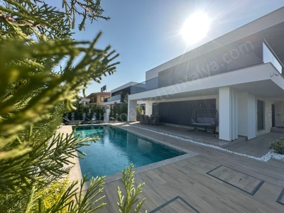 Konforlu Ve Lüks Yaşam Alanlı Full Eşyalı Mız 4+1 Satılık Villa Kemer Çamyuva Mah