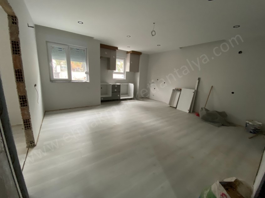 TRAMVAY YAKINI KULLANIŞLI YÜKSEK GİRİŞ