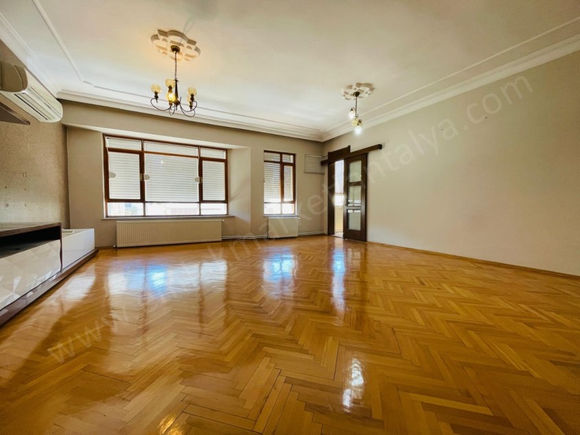 ZERDALİLİĞİN EN MUHTEŞEM LOKASYONUNDA ASANSÖRLÜ AYRI MUTFAK 3+1