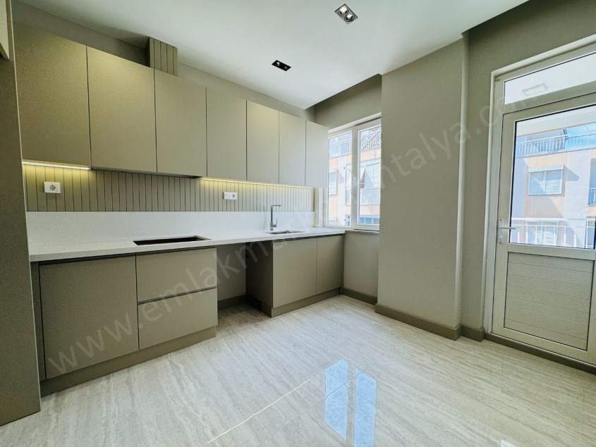 ŞEHİTLER PARKI DİBİ, SİTE İÇİ, DÖRT CEPHELİ, GENİŞ YAPILI DAİRE