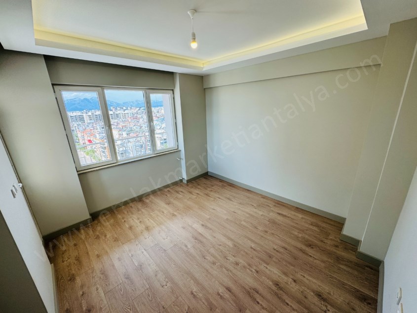 ŞEHİTLER PARKI DİBİ, SİTE İÇİ, DÖRT CEPHELİ, GENİŞ YAPILI DAİRE