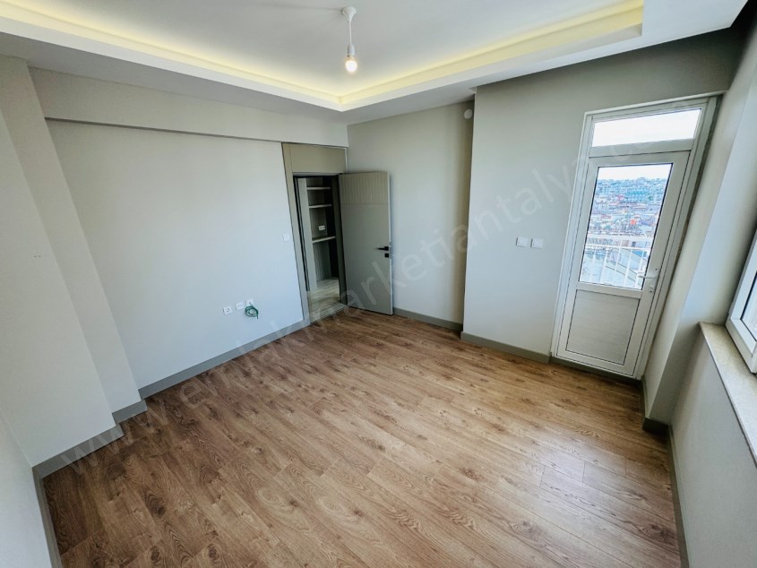ŞEHİTLER PARKI DİBİ, SİTE İÇİ, DÖRT CEPHELİ, GENİŞ YAPILI DAİRE