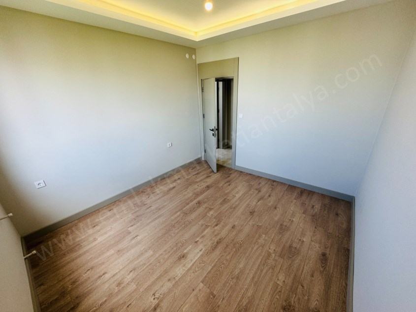 ŞEHİTLER PARKI DİBİ, SİTE İÇİ, DÖRT CEPHELİ, GENİŞ YAPILI DAİRE