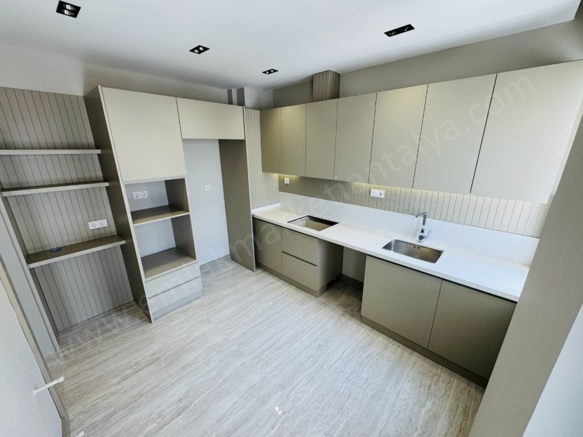 ŞEHİTLER PARKI DİBİ, SİTE İÇİ, DÖRT CEPHELİ, GENİŞ YAPILI DAİRE