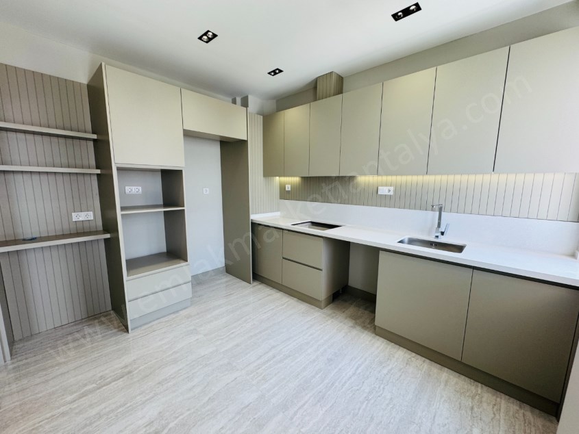 ŞEHİTLER PARKI DİBİ, SİTE İÇİ, DÖRT CEPHELİ, GENİŞ YAPILI DAİRE