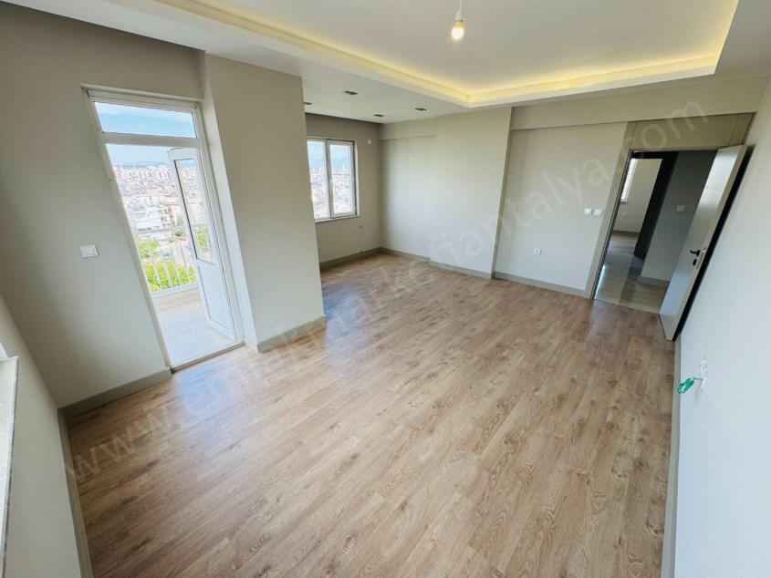 ŞEHİTLER PARKI DİBİ, SİTE İÇİ, DÖRT CEPHELİ, GENİŞ YAPILI DAİRE