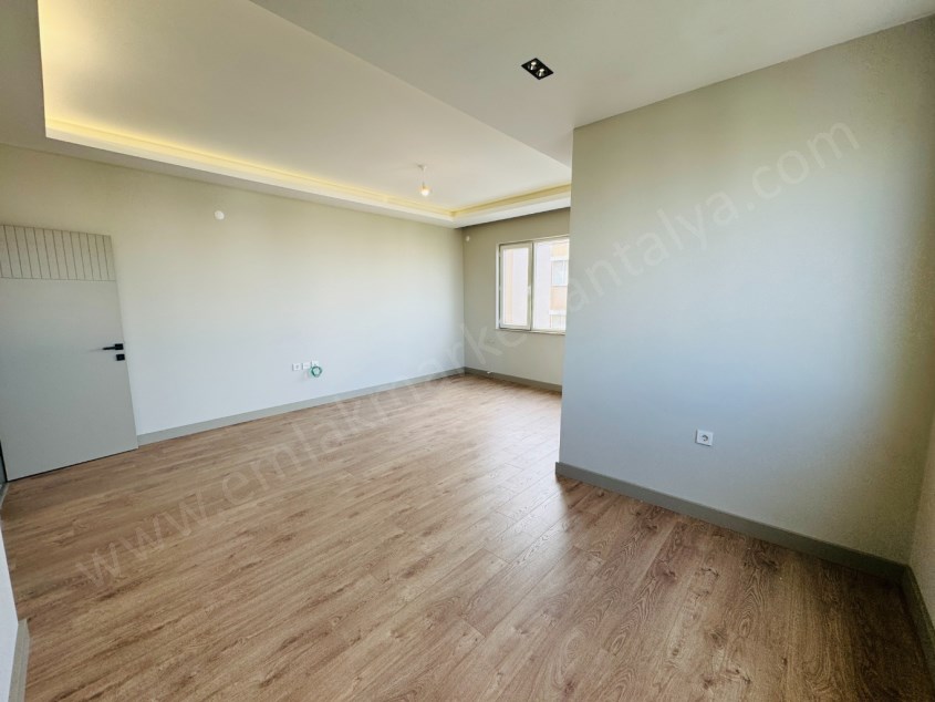 ŞEHİTLER PARKI DİBİ, SİTE İÇİ, DÖRT CEPHELİ, GENİŞ YAPILI DAİRE