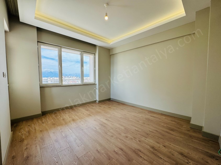 ŞEHİTLER PARKI DİBİ, SİTE İÇİ, DÖRT CEPHELİ, GENİŞ YAPILI DAİRE