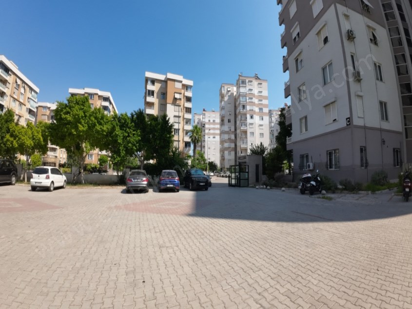 MANZARALI SİTE İÇİNDE DOĞALGAZLI GÜVENLİKLİ HAVUZLU  OTOPARKLI AYRI MUTFAKLI 2+1