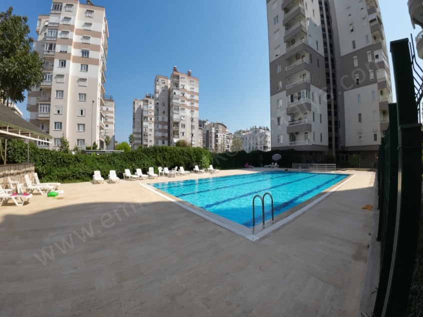 MANZARALI SİTE İÇİNDE DOĞALGAZLI GÜVENLİKLİ HAVUZLU  OTOPARKLI AYRI MUTFAKLI 2+1
