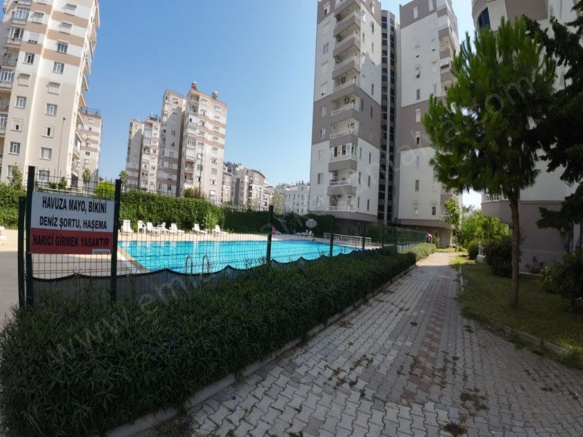 MANZARALI SİTE İÇİNDE DOĞALGAZLI GÜVENLİKLİ HAVUZLU  OTOPARKLI AYRI MUTFAKLI 2+1