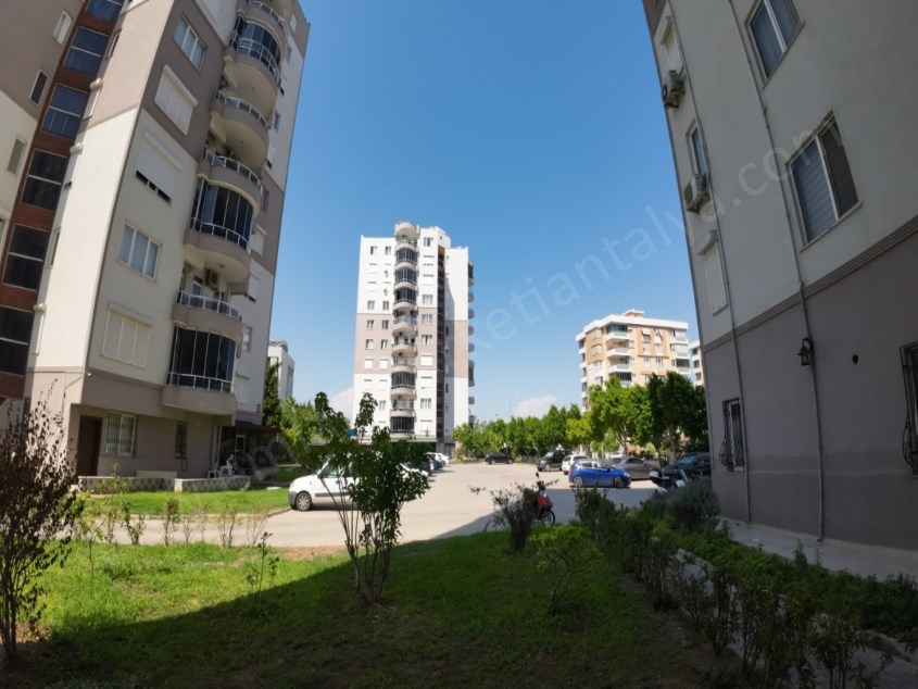 MANZARALI SİTE İÇİNDE DOĞALGAZLI GÜVENLİKLİ HAVUZLU  OTOPARKLI AYRI MUTFAKLI 2+1