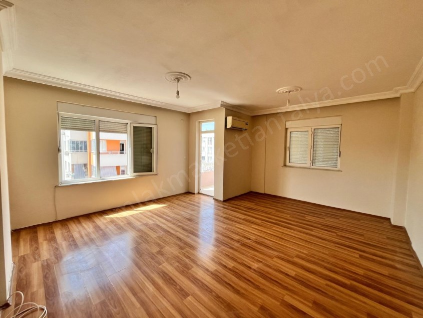 ASANSÖRLÜ AYRI MUTFAKLI DOĞALGAZ KAPIDA 3 BALKON 2 WC
