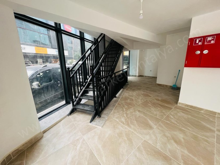 ALİ ÇETİNKAYA CADDESİNDE 240 M² 3 KATLI KÖŞE DÜKKAN