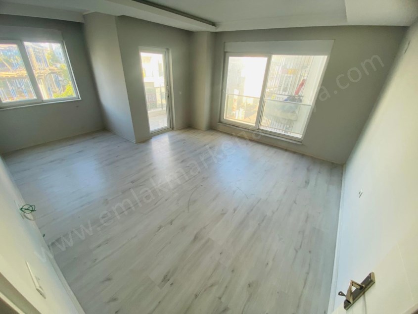 KIZILTOPRAK TA MEYDAN KAVŞAĞINA 1 DK. TRAMVAY YAKINI ARAKAT 2+1