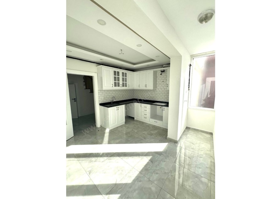 MEYDANKAVAĞINDA EBEVEYN BANYOLU GENİŞ KULLANIŞLI 3+1 DAİRE 