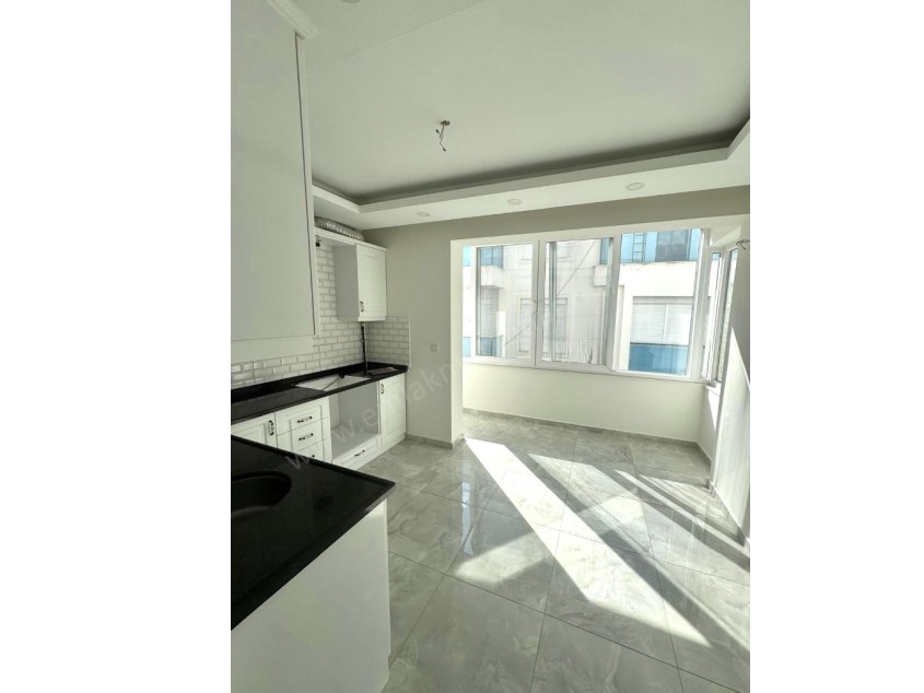 MEYDANKAVAĞINDA EBEVEYN BANYOLU GENİŞ KULLANIŞLI 3+1 DAİRE 