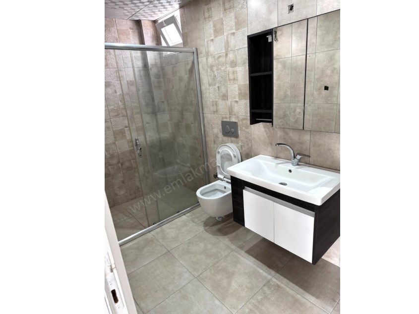 MEYDANKAVAĞINDA EBEVEYN BANYOLU GENİŞ KULLANIŞLI 3+1 DAİRE 