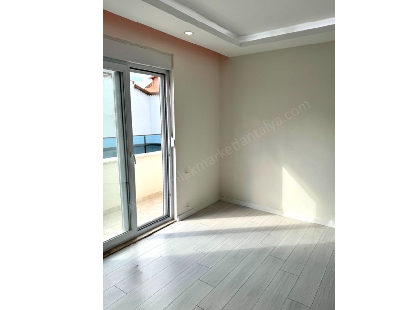 MEYDANKAVAĞINDA EBEVEYN BANYOLU GENİŞ KULLANIŞLI 3+1 DAİRE 