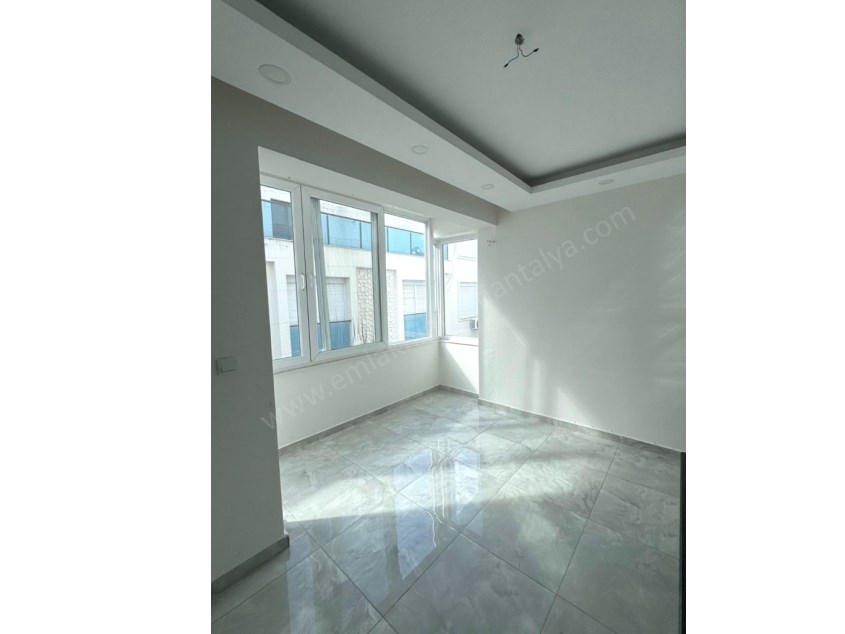 MEYDANKAVAĞINDA EBEVEYN BANYOLU GENİŞ KULLANIŞLI 3+1 DAİRE 