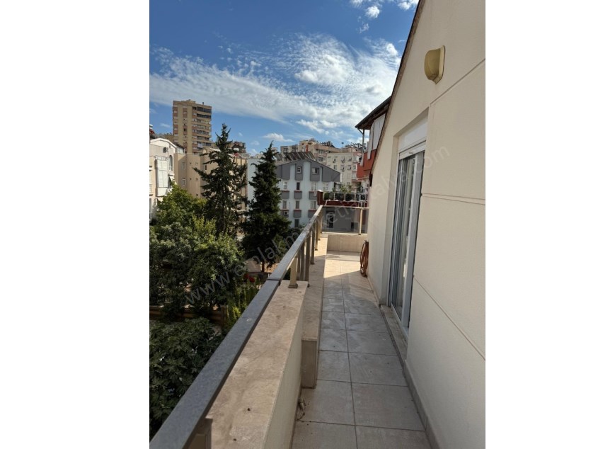 MEYDANKAVAĞINDA EBEVEYN BANYOLU GENİŞ KULLANIŞLI 3+1 DAİRE 