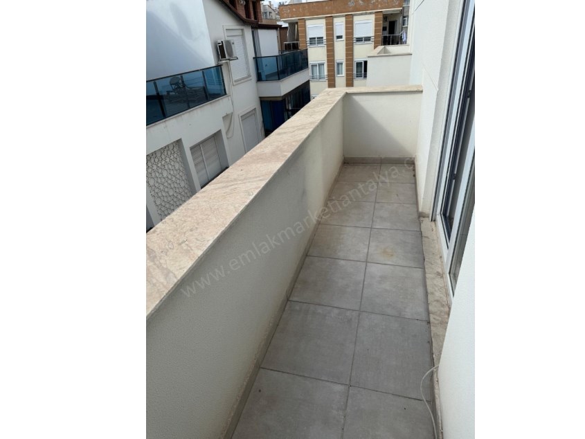 MEYDANKAVAĞINDA EBEVEYN BANYOLU GENİŞ KULLANIŞLI 3+1 DAİRE 