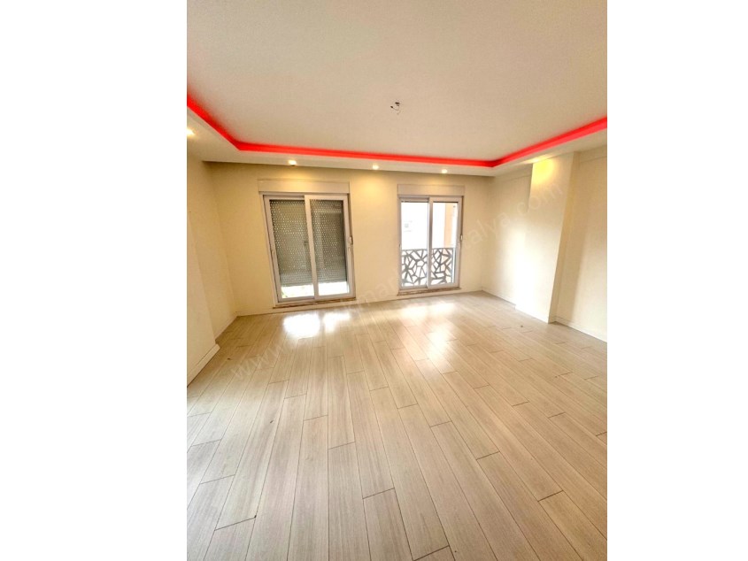 MEYDANKAVAĞINDA EBEVEYN BANYOLU GENİŞ KULLANIŞLI 3+1 DAİRE 