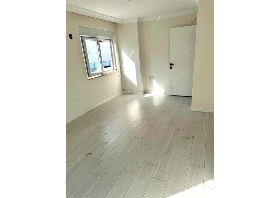 MEYDANKAVAĞINDA EBEVEYN BANYOLU GENİŞ KULLANIŞLI 3+1 DAİRE 