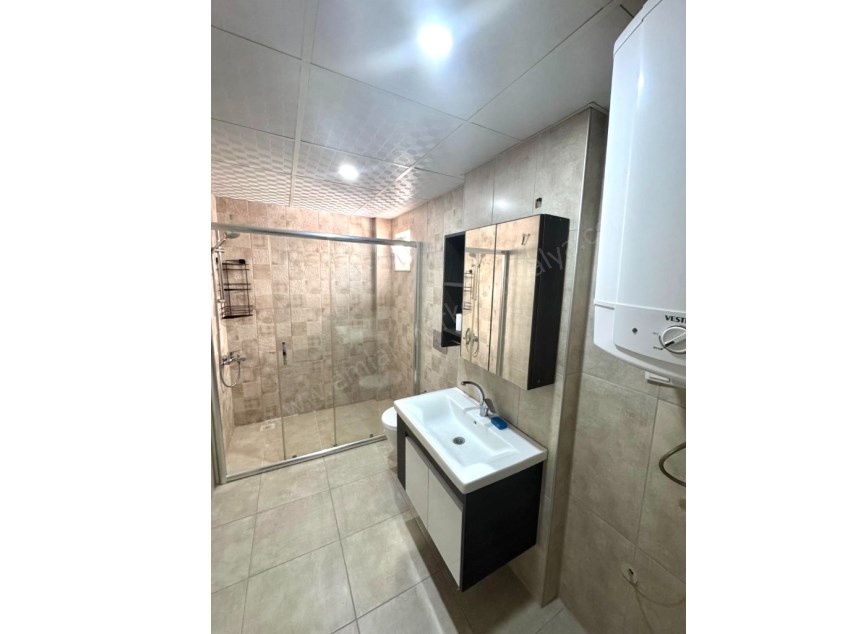 MEYDANKAVAĞINDA EBEVEYN BANYOLU GENİŞ KULLANIŞLI 3+1 DAİRE 