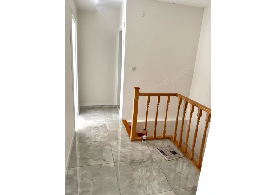 MEYDANKAVAĞINDA EBEVEYN BANYOLU GENİŞ KULLANIŞLI 3+1 DAİRE 