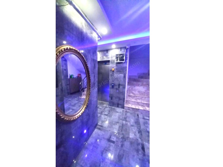 MEYDANKAVAĞINDA EBEVEYN BANYOLU GENİŞ KULLANIŞLI 3+1 DAİRE 