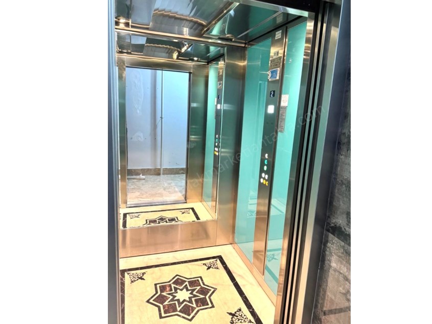 MEYDANKAVAĞINDA EBEVEYN BANYOLU GENİŞ KULLANIŞLI 3+1 DAİRE 