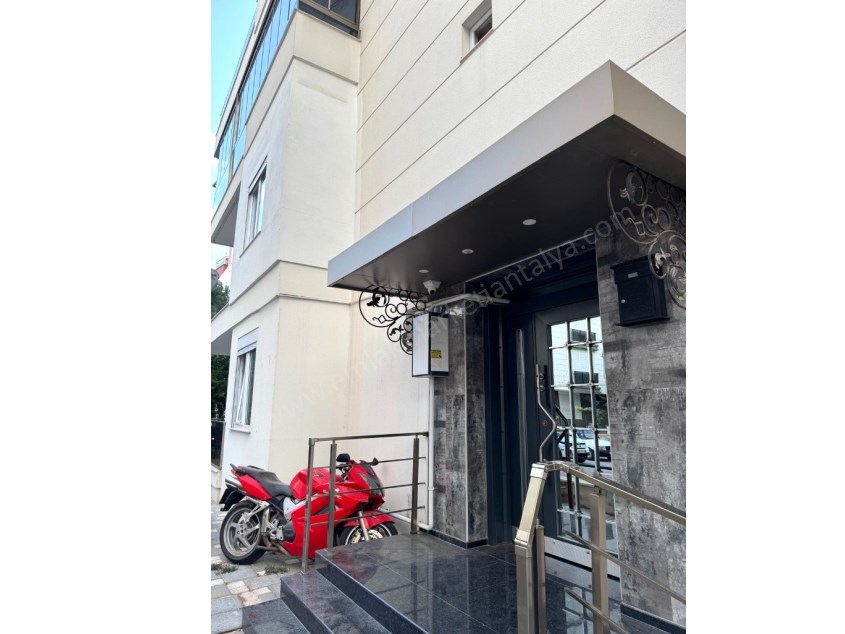 MEYDANKAVAĞINDA EBEVEYN BANYOLU GENİŞ KULLANIŞLI 3+1 DAİRE 