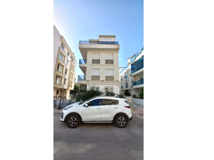 MEYDANKAVAĞINDA EBEVEYN BANYOLU GENİŞ KULLANIŞLI 3+1 DAİRE 