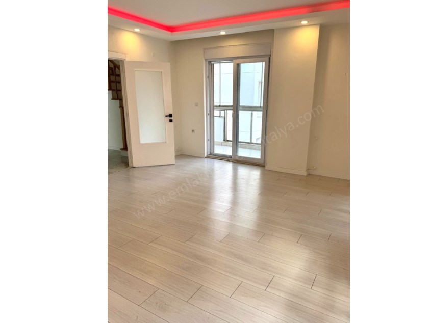 MEYDANKAVAĞINDA EBEVEYN BANYOLU GENİŞ KULLANIŞLI 3+1 DAİRE 
