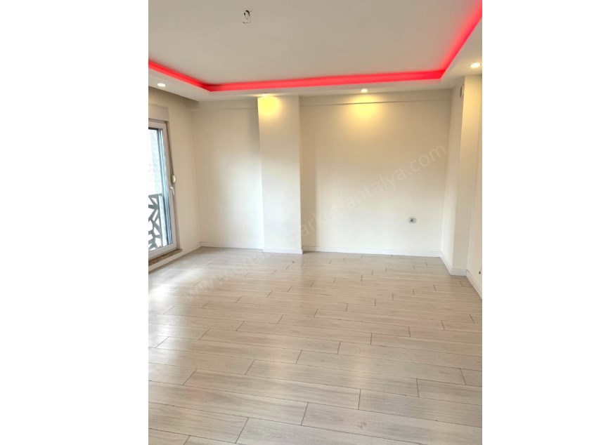 MEYDANKAVAĞINDA EBEVEYN BANYOLU GENİŞ KULLANIŞLI 3+1 DAİRE 
