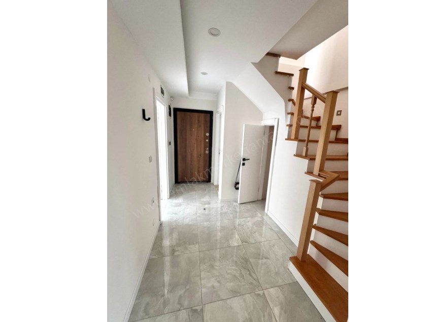 MEYDANKAVAĞINDA EBEVEYN BANYOLU GENİŞ KULLANIŞLI 3+1 DAİRE 
