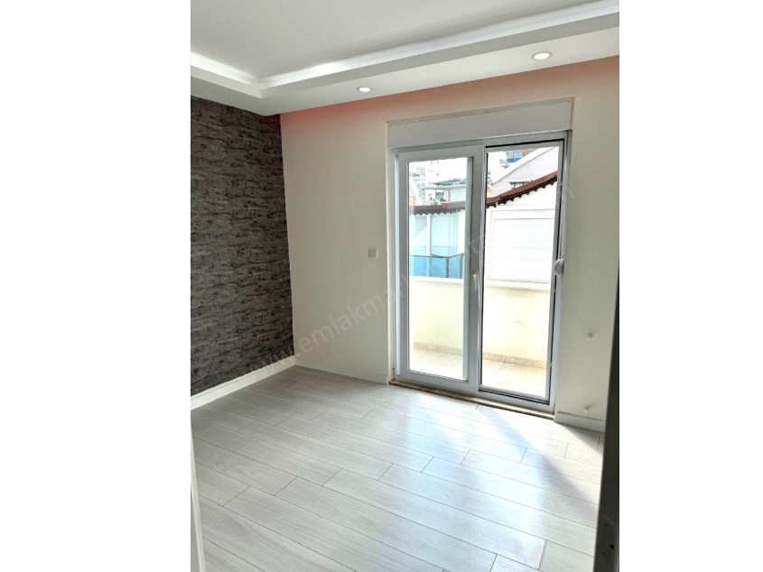 MEYDANKAVAĞINDA EBEVEYN BANYOLU GENİŞ KULLANIŞLI 3+1 DAİRE 