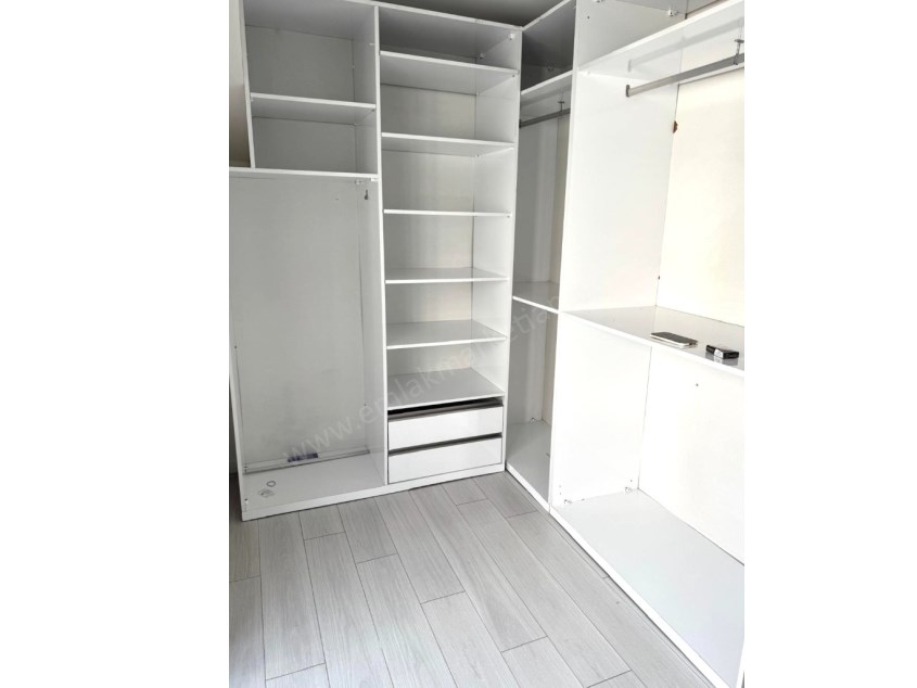 MEYDANKAVAĞINDA EBEVEYN BANYOLU GENİŞ KULLANIŞLI 3+1 DAİRE 
