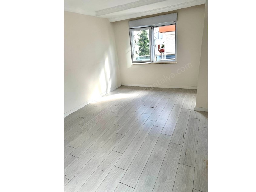 MEYDANKAVAĞINDA EBEVEYN BANYOLU GENİŞ KULLANIŞLI 3+1 DAİRE 