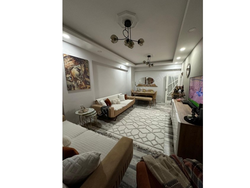MEVLANA CADDESİNE 2 SOKAK MESAFEDE , İÇİ LÜKS KATTA 2+1